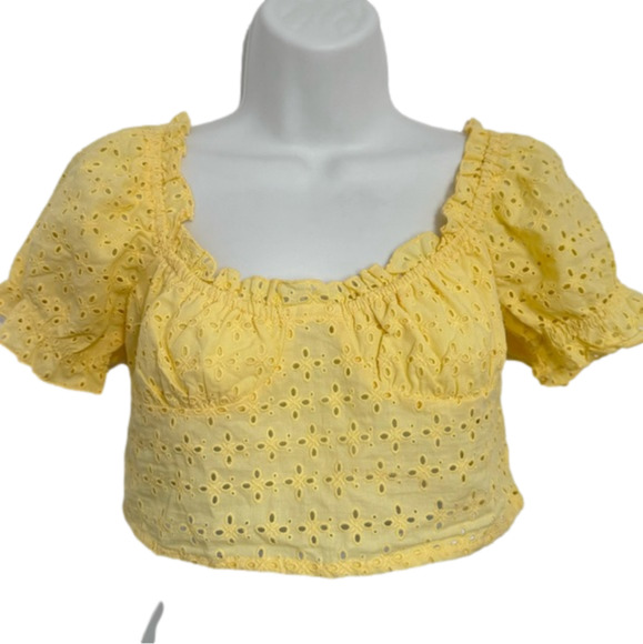 Love Tree Tops - Love Tree eyelet cap sleeve cropped blouse NWT size medium